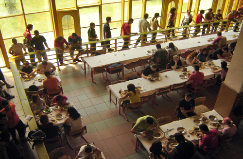 Studenti čekaju u redu za obrok u najvećoj studentskoj menzi u Novom Sadu