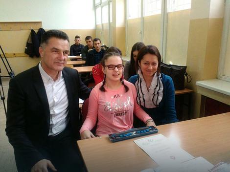 Najboljoj slabovidoj učenici u Srbiji grad obezbedio Brajev displej